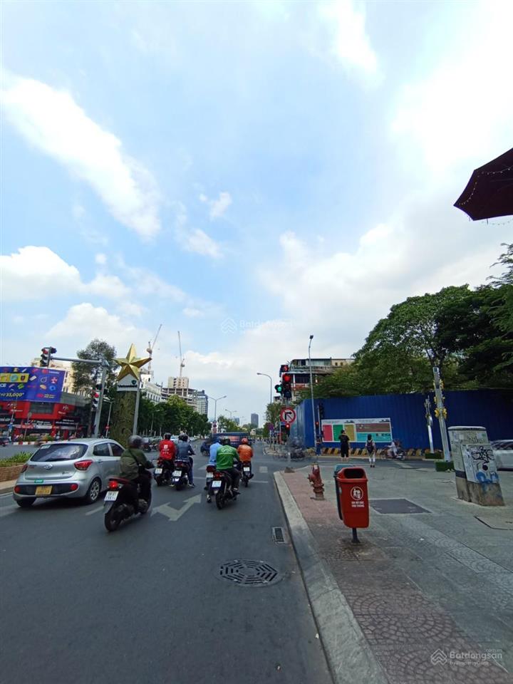 Mặt tiền lê lợi ngay chợ bến thành, dt 4,5x23m, 3 lầu giá 140 tỷ