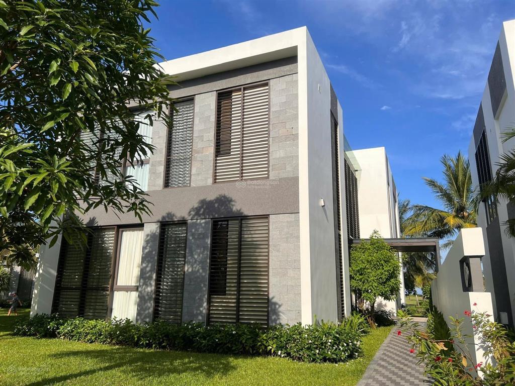 Bán cắt lỗ căn biệt thự vinpearl view biển, rất gần biển giá chỉ 10 tỷ (bao phí).  0933 999 ***