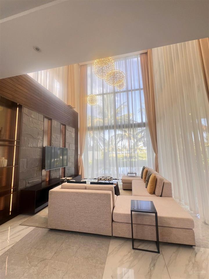 Bán cắt lỗ căn biệt thự vinpearl view biển, rất gần biển giá chỉ 10 tỷ (bao phí).  0933 999 ***