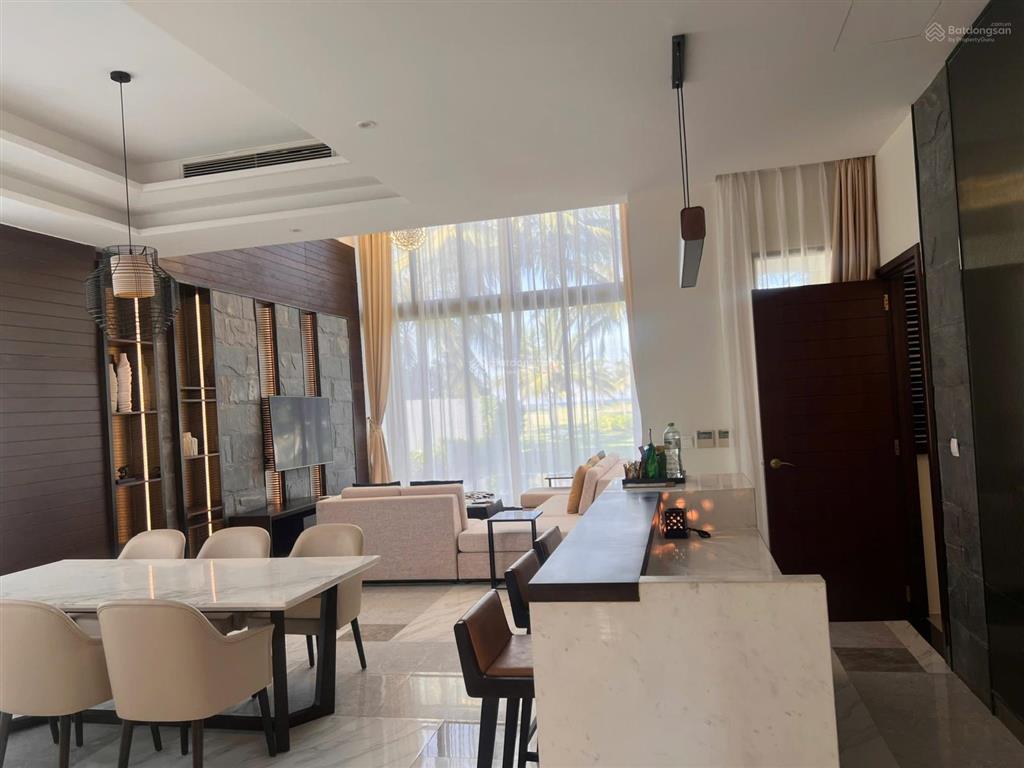 Bán cắt lỗ căn biệt thự vinpearl view biển, rất gần biển giá chỉ 10 tỷ (bao phí).  0933 999 ***