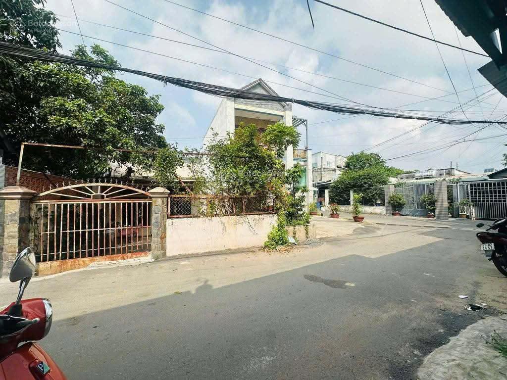 Bán đất tặng nhà cũ nguyễn văn tăng, thủ đức 125,7m2, đường 8m, gần ngã 3 mỹ thành