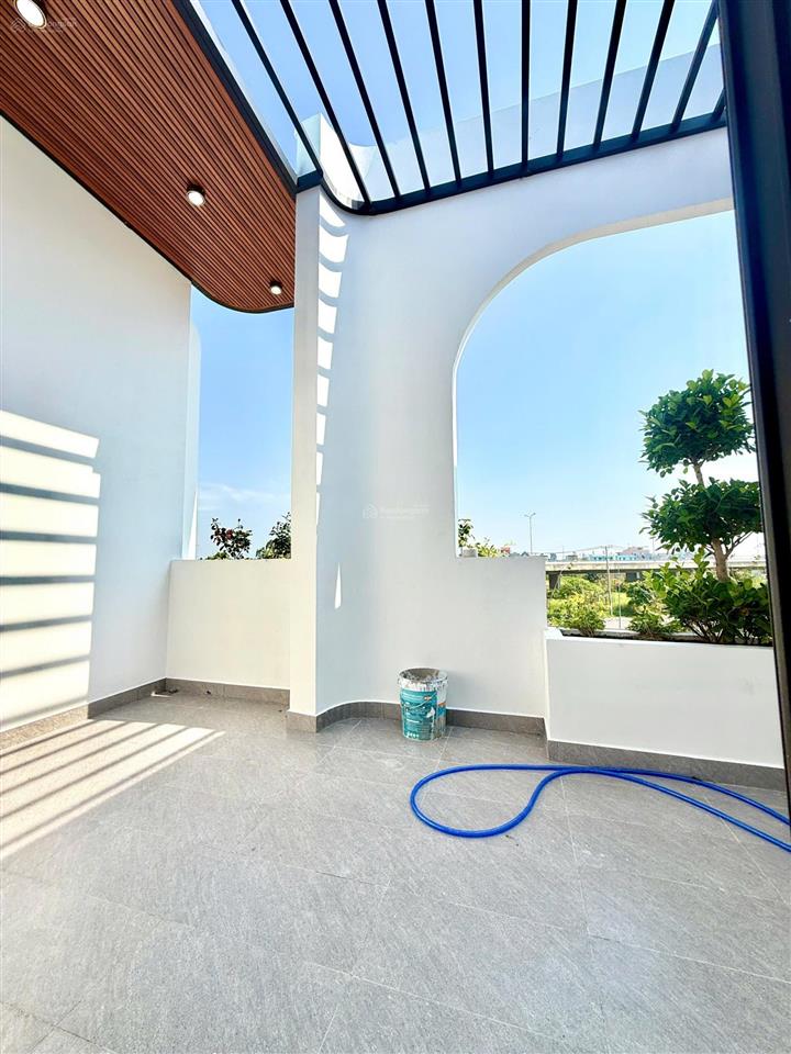 Cặp nhà mới 2 mặt tiền trước sau kđt the sol city, mái đúc. vị trí đẹp, nhà mới, dọn vào ở ngay