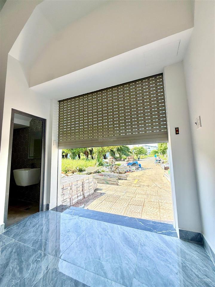 Cặp nhà mới 2 mặt tiền trước sau kđt the sol city, mái đúc. vị trí đẹp, nhà mới, dọn vào ở ngay