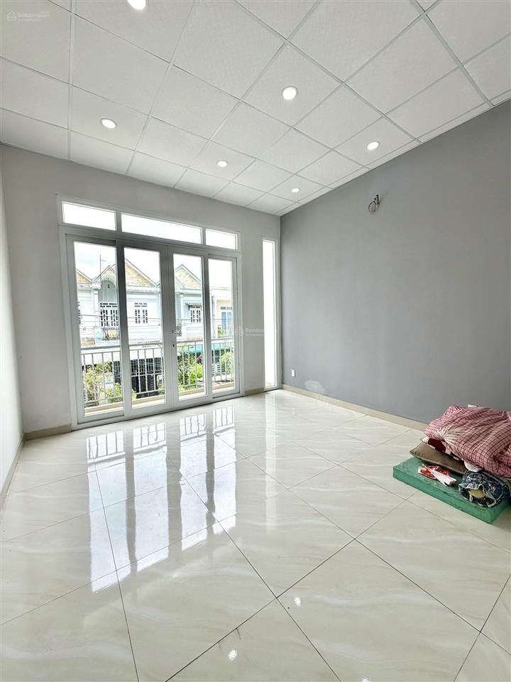 Nhà 2 mặt tiền kinh doanh ở ấp cầu xây, 2tỷ2 shr nằm trong kdc đông, gần chợ, trường học, kcn