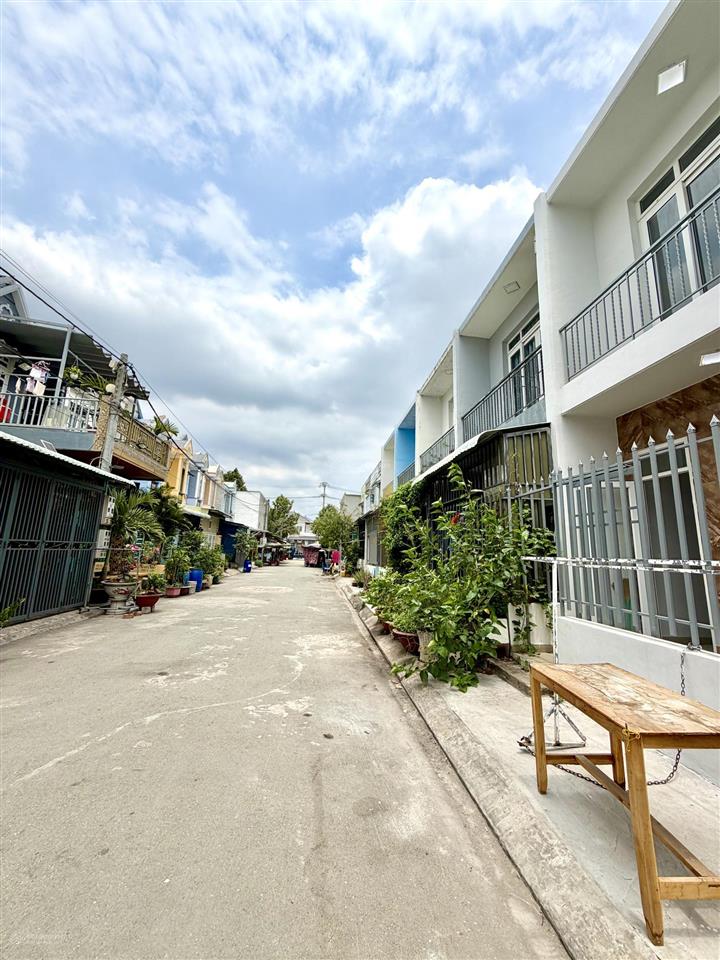 Nhà 2 mặt tiền kinh doanh ở ấp cầu xây, 2tỷ2 shr nằm trong kdc đông, gần chợ, trường học, kcn