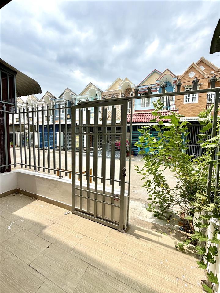 Nhà 2 mặt tiền kinh doanh ở ấp cầu xây, 2tỷ2 shr nằm trong kdc đông, gần chợ, trường học, kcn