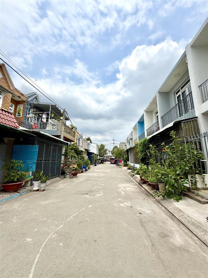 Nhà 2 mặt tiền kinh doanh ở ấp cầu xây, 2tỷ2 shr nằm trong kdc đông, gần chợ, trường học, kcn