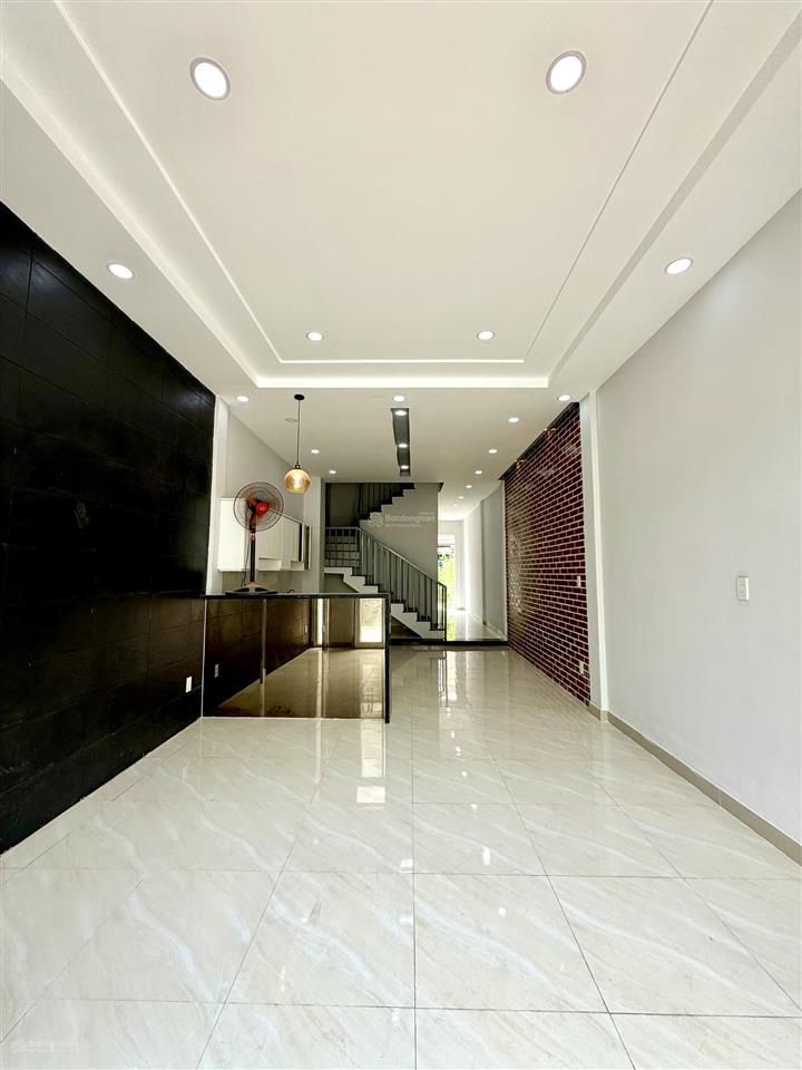 Nhà 2 mặt tiền kinh doanh ở ấp cầu xây, 2tỷ2 shr nằm trong kdc đông, gần chợ, trường học, kcn