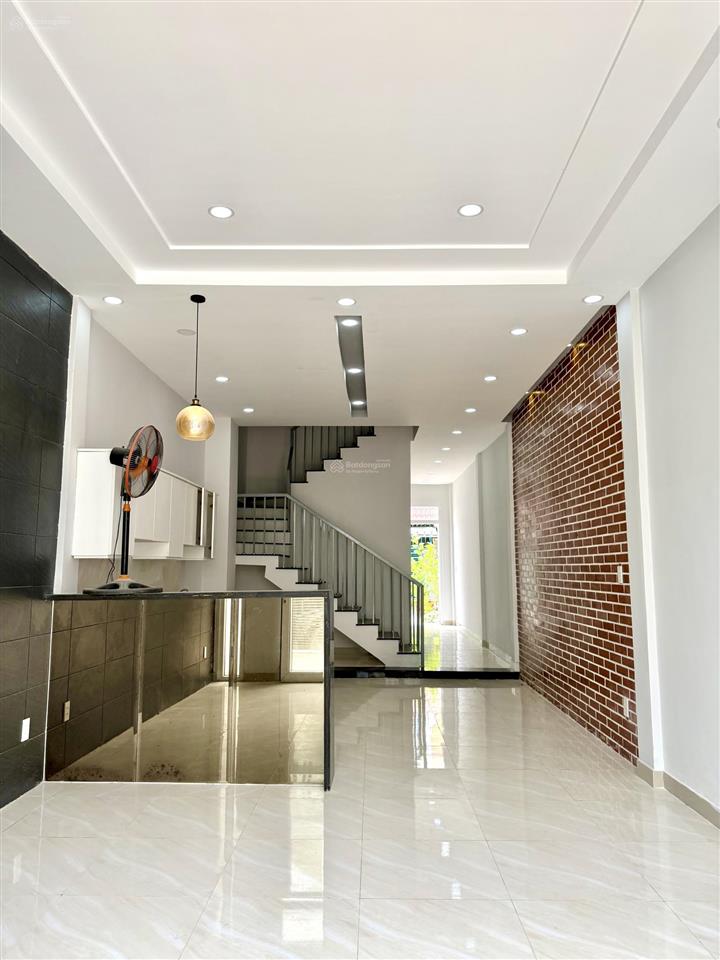 Nhà 2 mặt tiền kinh doanh ở ấp cầu xây, 2tỷ2 shr nằm trong kdc đông, gần chợ, trường học, kcn