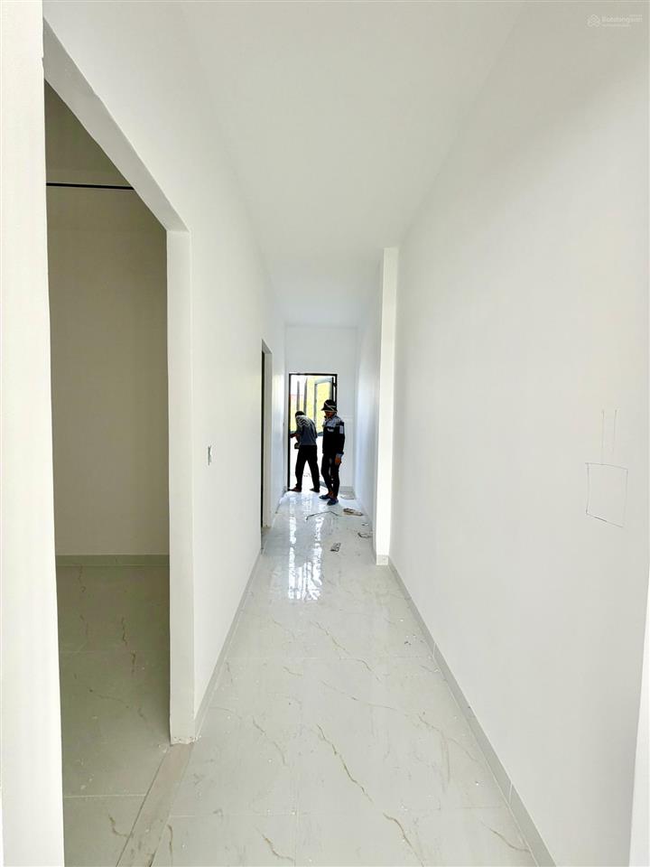 Nhà phố đang hoàn thiện tại đường bờ chùa, sát trường tiểu học long trạch 1, dt 5x20m, 2tt, 3pn, tl