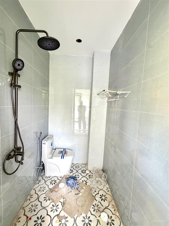 Nhà phố đang hoàn thiện tại đường bờ chùa, sát trường tiểu học long trạch 1, dt 5x20m, 2tt, 3pn, tl