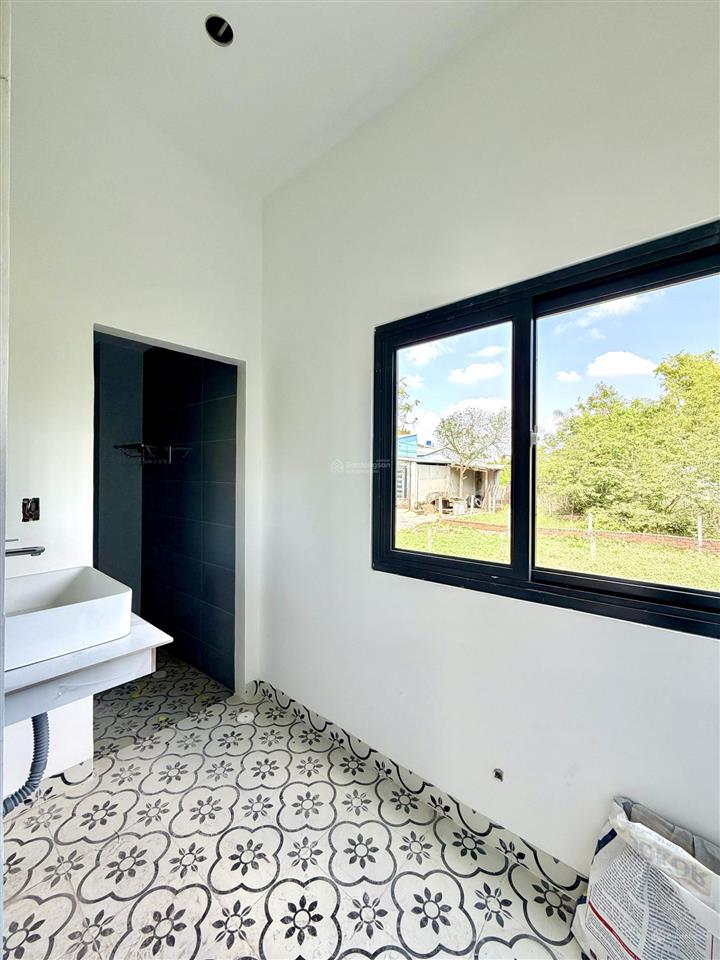 Nhà phố đang hoàn thiện tại đường bờ chùa, sát trường tiểu học long trạch 1, dt 5x20m, 2tt, 3pn, tl