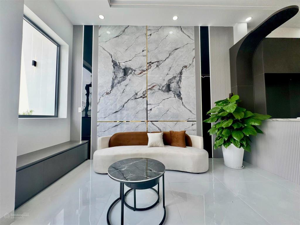 Nhà đẹp không chờ ai! giá chỉ 2 tỷ 150. sân vườn rộng sổ hồng riêng, gần chợ long thượng, 4,5x26m