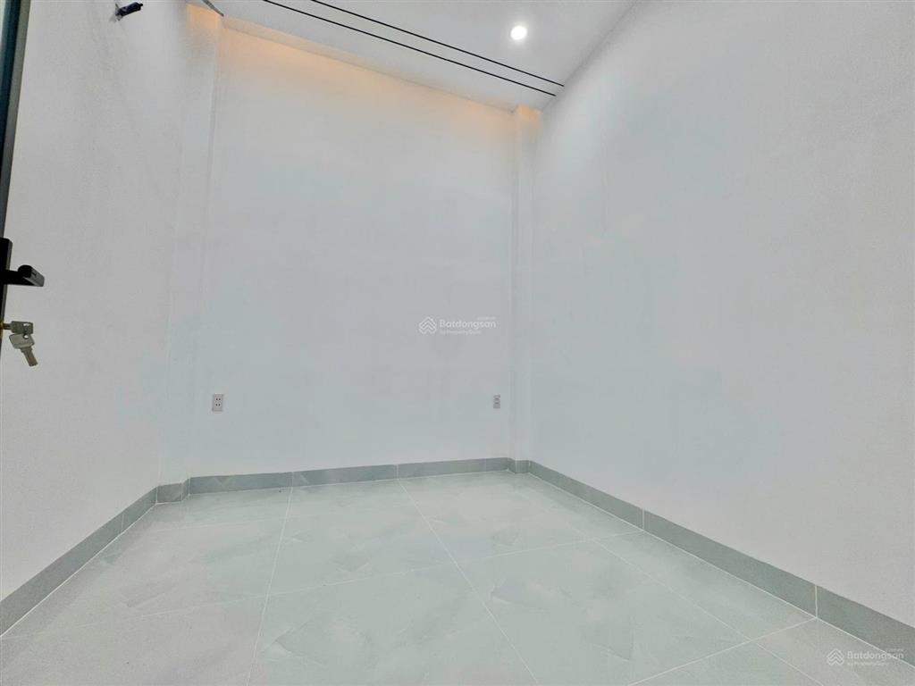 Nhà đẹp không chờ ai! giá chỉ 2 tỷ 150. sân vườn rộng sổ hồng riêng, gần chợ long thượng, 4,5x26m