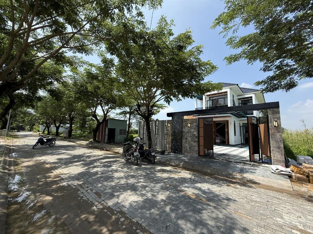 Biệt thự khu gia phú viên ngay kcn cầu tràm. cách bình chánh 5km, dt 10x23m shr hoàn công 5,5tỷ