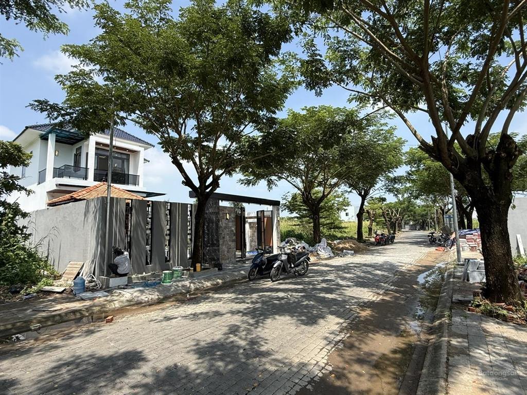 Biệt thự khu gia phú viên ngay kcn cầu tràm. cách bình chánh 5km, dt 10x23m shr hoàn công 5,5tỷ