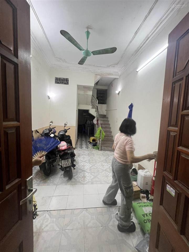 Chính chủ bán nhà gốc đề  35m  giá 9,5 tỷ, gần chợ, 10m ra ô tô tránh  phù hợp ở, giữ tiền