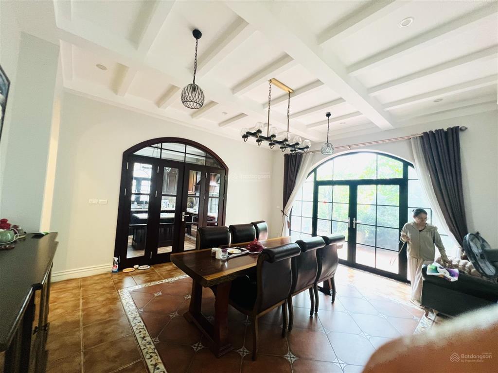 Bán biệt thự đơn lập anh đào vinhome riverside view sông  300m2  4 thoáng  giá 150 tỷ.