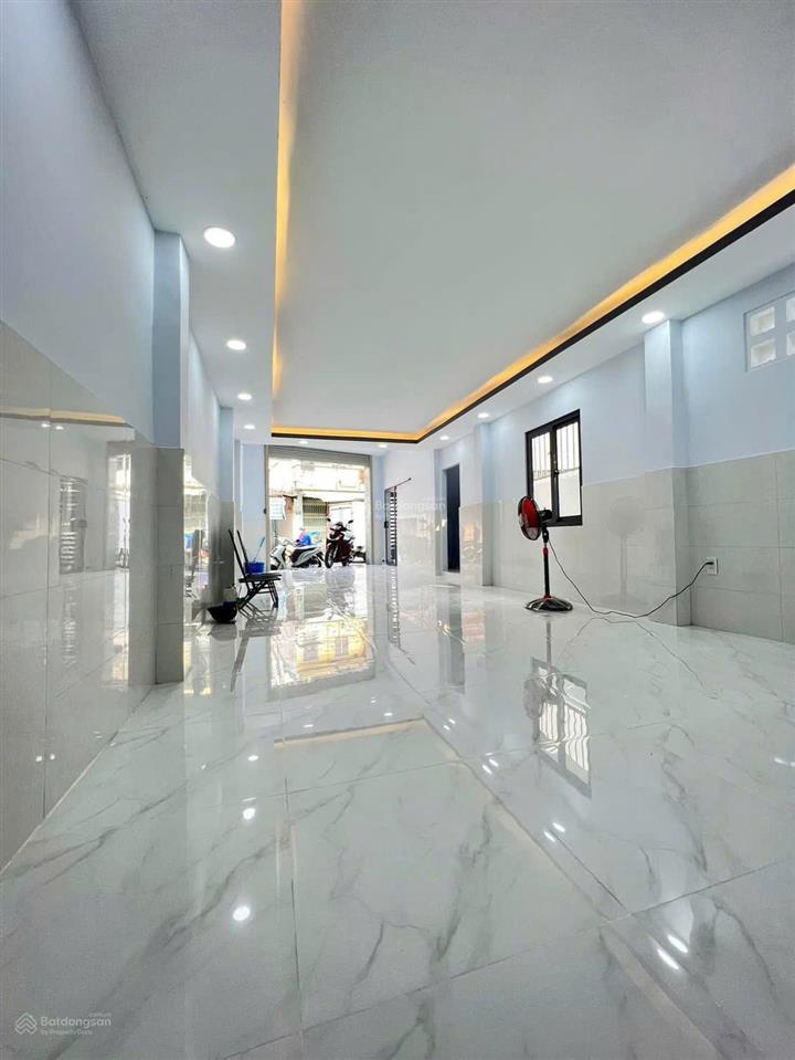 Cần tiền bán gấp nhà mt đang cho thuê 20 triệu/ tháng  khu vực an ninh, di chuyển thuận lợi