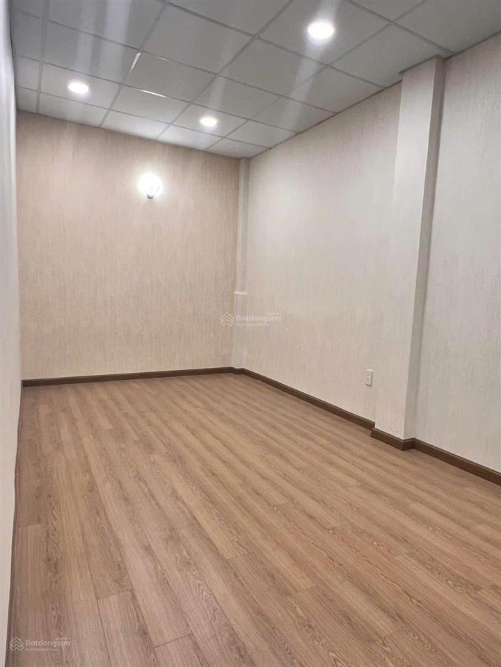 Cần tiền bán gấp nhà mt đang cho thuê 20 triệu/ tháng  khu vực an ninh, di chuyển thuận lợi