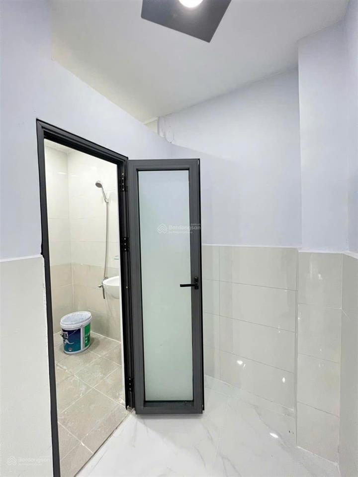Cần tiền bán gấp nhà mt đang cho thuê 20 triệu/ tháng  khu vực an ninh, di chuyển thuận lợi