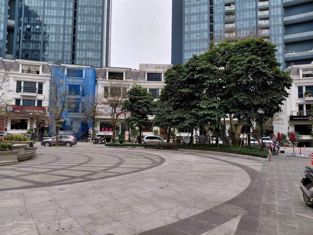 Bán gấp biệt thự 150m2 ở sunshine city, 350triệu / m2, 5 tầng, đông nam