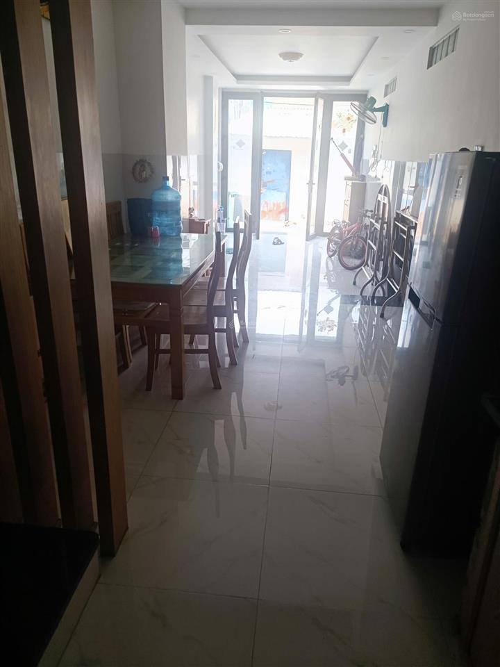 Nhà mới xây dựng, nội thất đầy đủ, tủ lạnh, máy lạnh, bếp điện, máy giặt