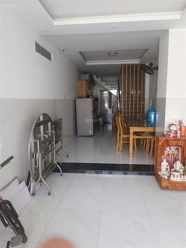Nhà mới xây dựng, nội thất đầy đủ, tủ lạnh, máy lạnh, bếp điện, máy giặt