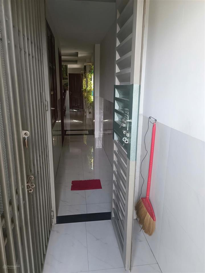 Nhà mới xây dựng, nội thất đầy đủ, tủ lạnh, máy lạnh, bếp điện, máy giặt