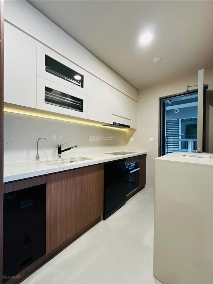 Bán căn 69m2 (2pn  2wc) có ban công + nội thất thiết kế  view hồ bơi  có sổ hồng sẵn giá 3,5 tỷ