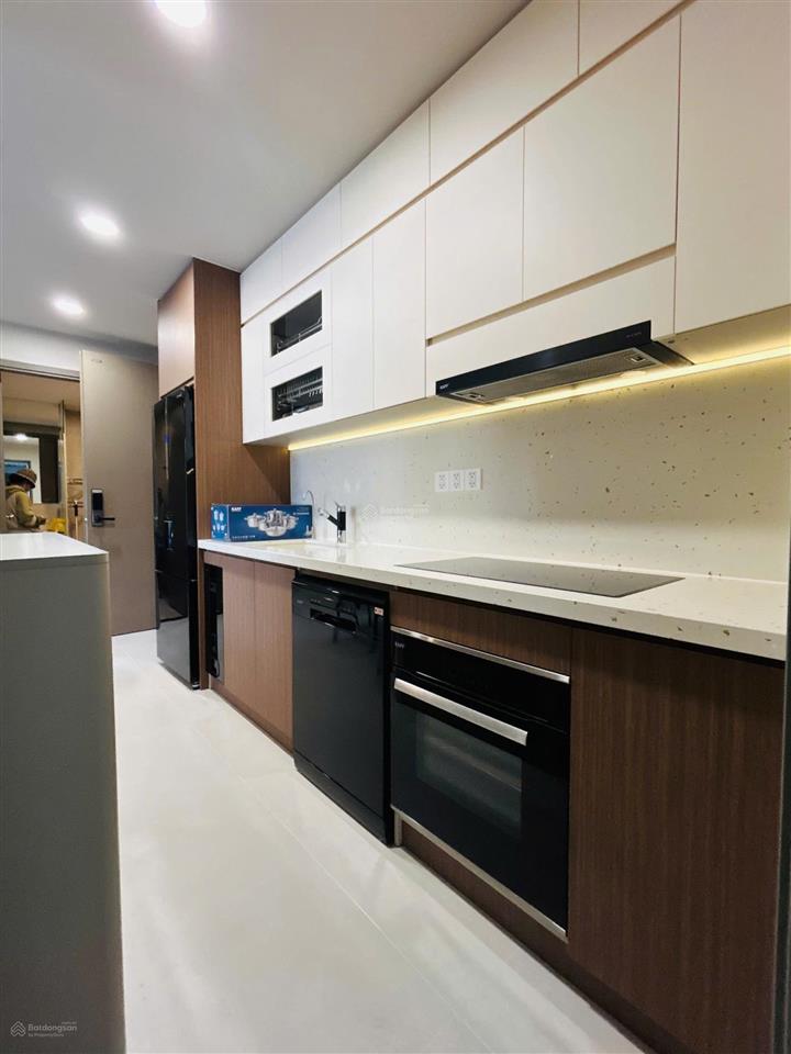 Bán căn 69m2 (2pn  2wc) có ban công + nội thất thiết kế  view hồ bơi  có sổ hồng sẵn giá 3,5 tỷ