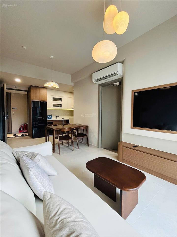 Bán căn 69m2 (2pn  2wc) có ban công + nội thất thiết kế  view hồ bơi  có sổ hồng sẵn giá 3,5 tỷ