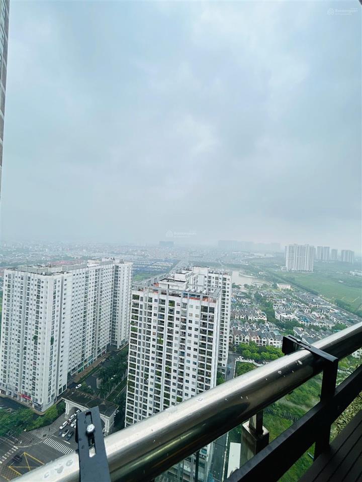 Bán căn góc 3 phòng ngủ, mới 100%, full nội thất mới, ban công phòng khách, hpc landmark 105