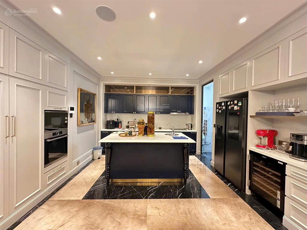 Bán biệt thự sao đỏ  cầu rào 2, 200m2, full nt đẹp sang trọng, thang máy xịn xò, giá chỉ 22 tỷ