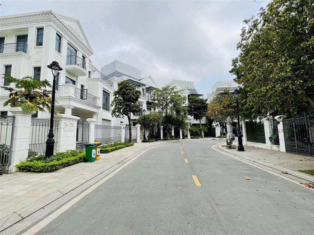 Bán gấp biệt thự đl sao biển 4  vin marina, 335m2, thô, gần bể bơi bốn mùa, nhỉnh 38 tỷ.