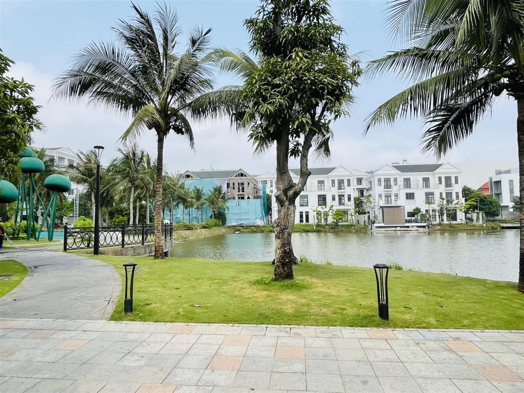 Bán gấp biệt thự đl sao biển 4  vin marina, 335m2, thô, gần bể bơi bốn mùa, nhỉnh 38 tỷ.