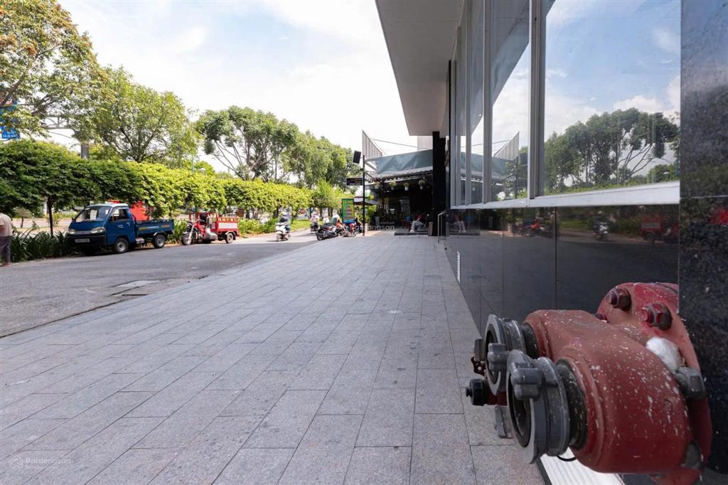 Cần bán toà nhà đẹp 1 hầm 7 tầng mặt tiền đường cộng hòa q. tân bình. dt 17,5x 16m giá 120 tỷ