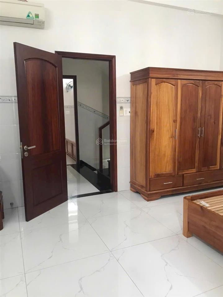 Cho thuê nhà thuê 1 trệt 2 lầu đường có hẻm xe hơi giá 20 triệu  0918 730 *** minh trang