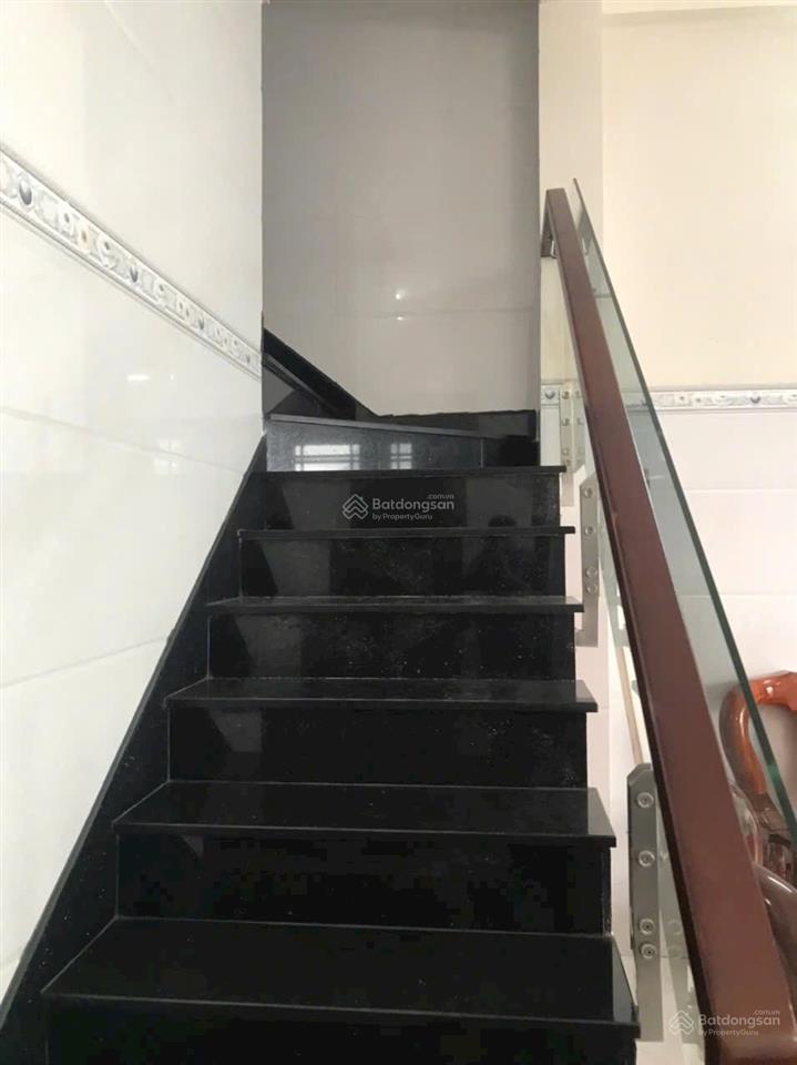Cho thuê nhà thuê 1 trệt 2 lầu đường có hẻm xe hơi giá 20 triệu  0918 730 *** minh trang