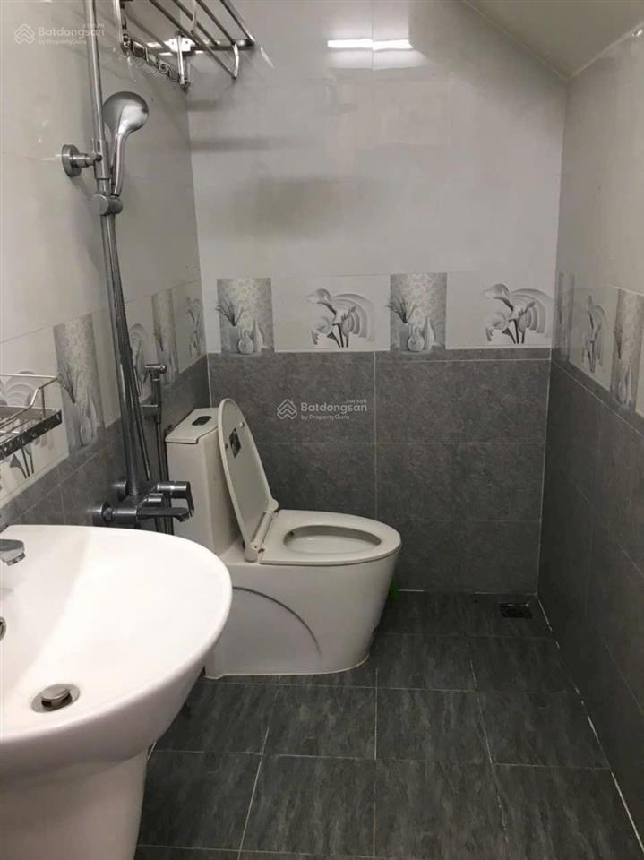 Cho thuê nhà thuê 1 trệt 2 lầu đường có hẻm xe hơi giá 20 triệu  0918 730 *** minh trang