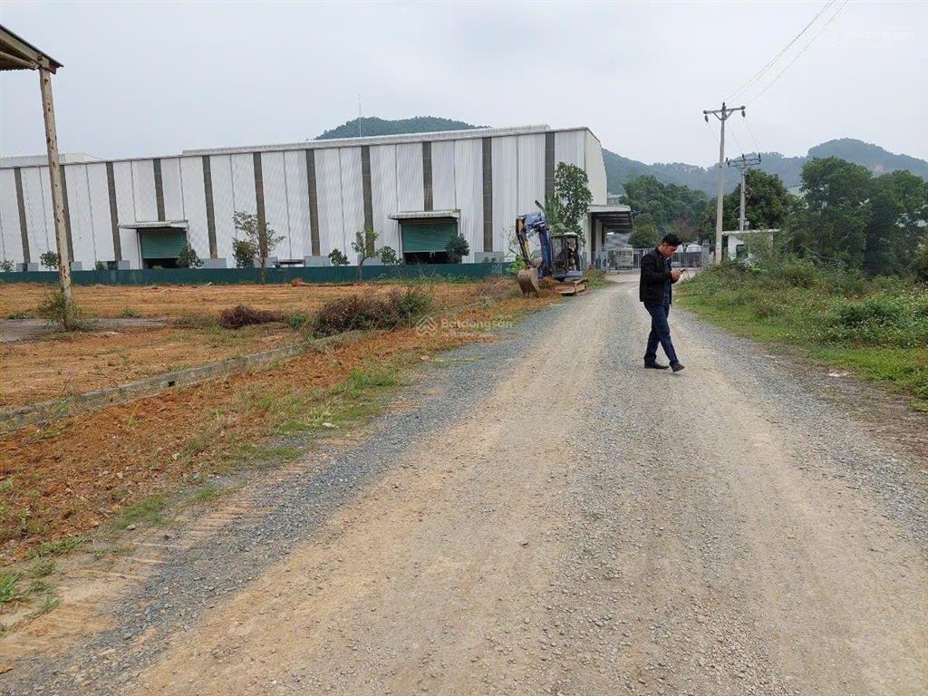 Cho thuê kho xưởng yên bình thạch thất gần hòa lạc. 6000m có 3000m xưởng, giá rẻ 35k/m