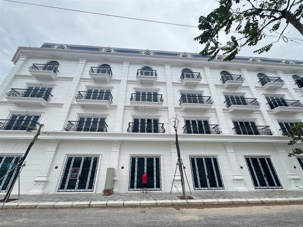Chính chủ gửi bán liền kề cạnh góc đối diện chung cư kinh doanh tốt xây thô 4,5 tầng, dt 90m2