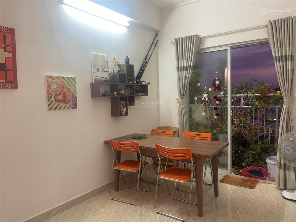 Cần tiền bán căn chung cư hoàng quân có sẵn nội thất, view xéo biển và phố. sổ đỏ lâu dài