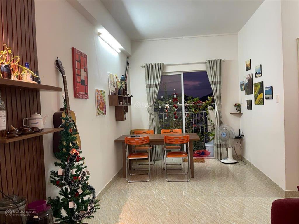 Cần tiền bán căn chung cư hoàng quân có sẵn nội thất, view xéo biển và phố. sổ đỏ lâu dài