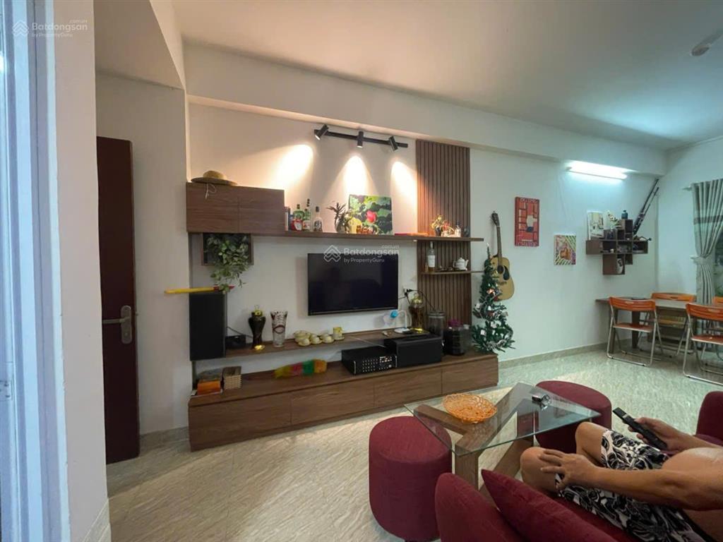 Cần tiền bán căn chung cư hoàng quân có sẵn nội thất, view xéo biển và phố. sổ đỏ lâu dài