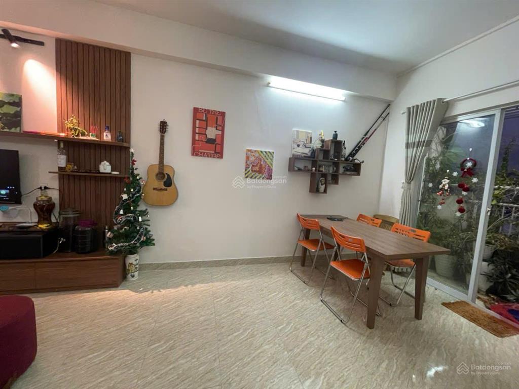Cần tiền bán căn chung cư hoàng quân có sẵn nội thất, view xéo biển và phố. sổ đỏ lâu dài