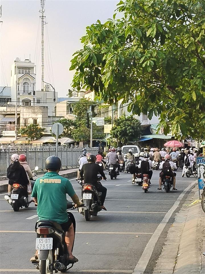 Nhà mặt phố đẹp, nhiều tiện ích tại 138 đường kênh nước đen, 12,5 tỷ, 102m2