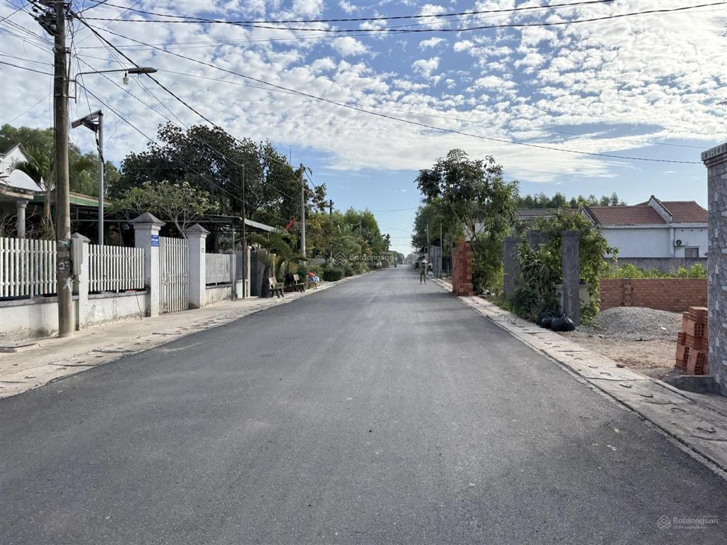 Bán lô đất ấp tân hiệp 1  phước thái, diện tích 6x50m2, sổ thổ cư 100m2. giá bán 2 tỷ 550 triệu