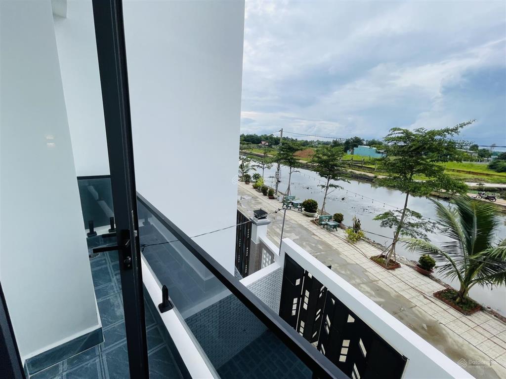 Nhà view sông mỹ nhân, mỹ yên bến lức. ngang 6.2m dài 17m đường rộng