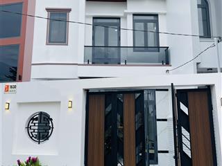 Nhà view sông mỹ nhân, mỹ yên bến lức. ngang 6.2m dài 17m đường rộng